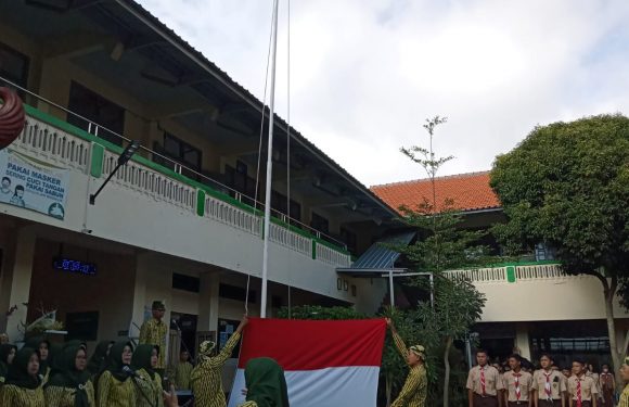 Peringati Hari Guru Nasional dan PGRI ke-77 Tahun 2022, SMPN 1 Plaosan Melaksanakan  Upacara Bendera Dan Menampilkan Prestasi Siswa