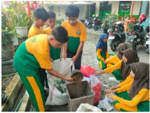 Pembuatan pupuk kompos oleh siswa SMPN 1 Plaosan
